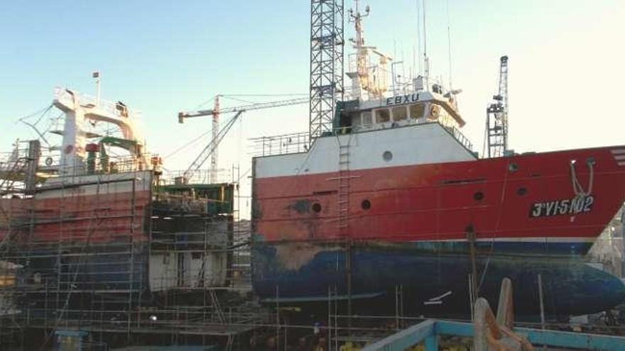 El &quot;Minchos Octavo&quot; durante las obras de su remodelación en el astillero vigués Freire. // barcosdegalicia.blogspot.com / Shipspotting