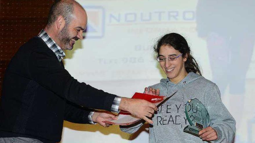 Félix Juncal entrega el premio a Vanesa Piñeiro. // Gonzalo Núñez