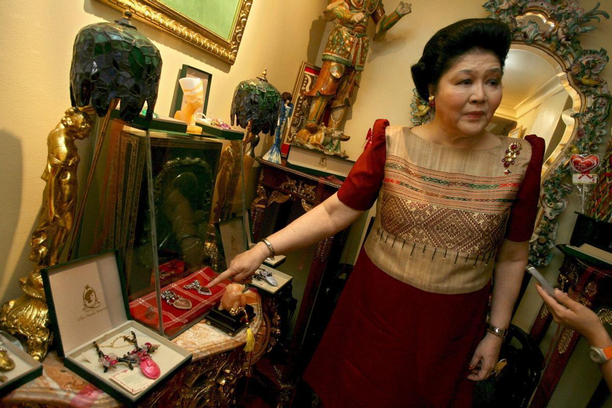 MIK06 MANILA (FILIPINAS) 22.02.08 La ex primera dama de Filipinas Imelda Marcos en un momento de la entrevista mantenida con los medios en su residencia de Makati, Manila (Filipinas), el pasado 18 de febrero. La viuda del ex dicatdor Fernando Marcos se ha mantenido impasible ante dos décadas de críticas contra su estilo de vida como ex primera dama. Veintidós años después de que su marido fuera derrocado, Imelda Marcos niega las acusaciones de corrupción y abusos durante las dos décadas de dictadura de su marido, y hasta bromea sobre su colección de 3.000 pares de zapatos. Apodada la "mariposa de acero" de Filipinas, Imelda Marcos asegura desear que su vida inspire y dé esperanzas a otros: "Si Imelda lo consiguió, todo el mundo puede conseguirlo", comentó a la Deutsche Presse-Agentur (DPA) en una entrevista ofrecida en su apartamento en el piso 34 de una torre del distrito financiero de Makati. EFE/Mike F. Alquinto