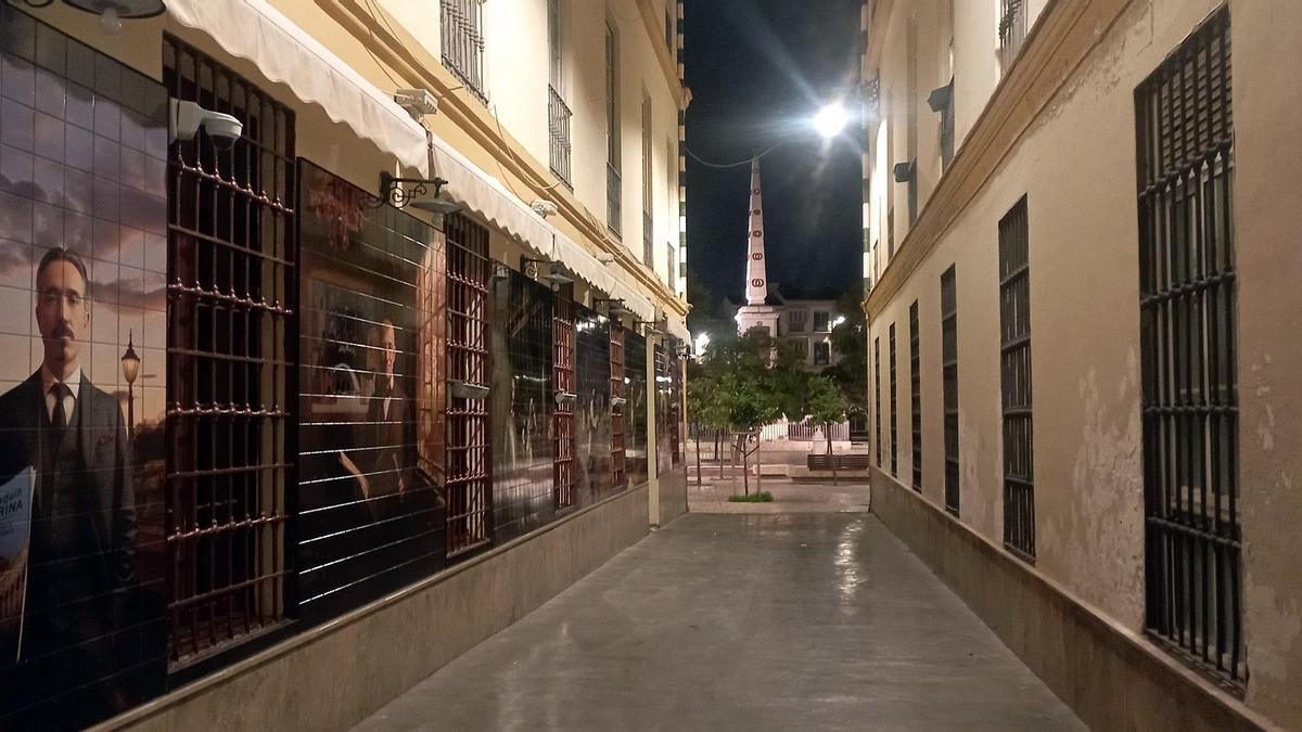Los paneles publicitarios del establecimiento, el mes pasado, con la plaza de la Merced al fondo.