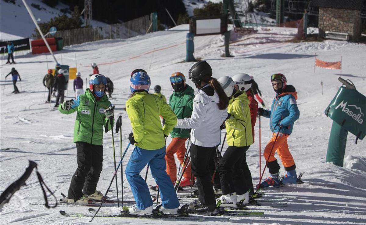 La Masella 19 12 2020  Esquiadores en el primer fin de semana de aperturas de las estaciones de esqui como la Masella  Autor  JAF