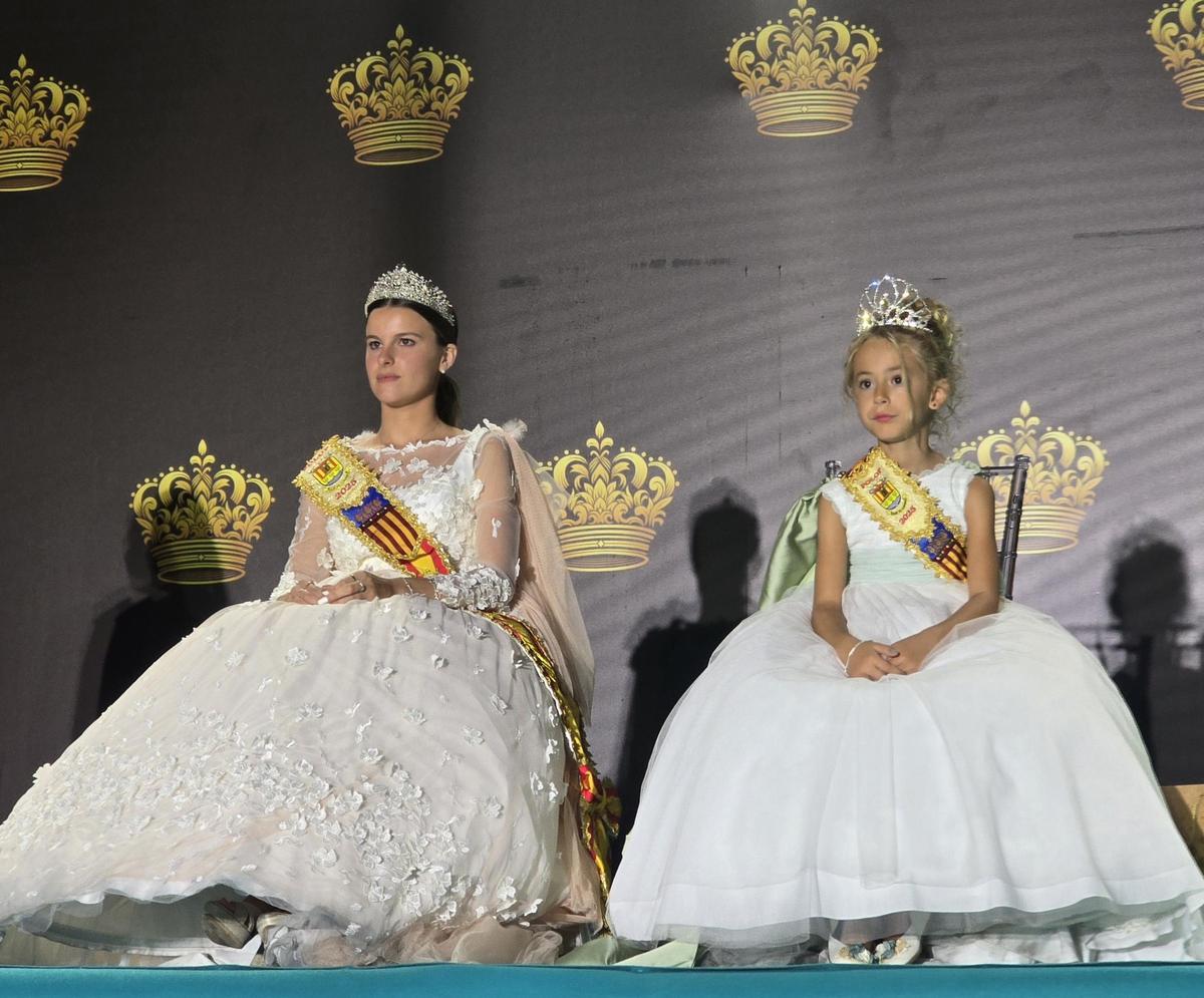 Las Reinas Infantil y Mayor de Polop de la Marina, Daniela Devesa y Chloe Pastor.