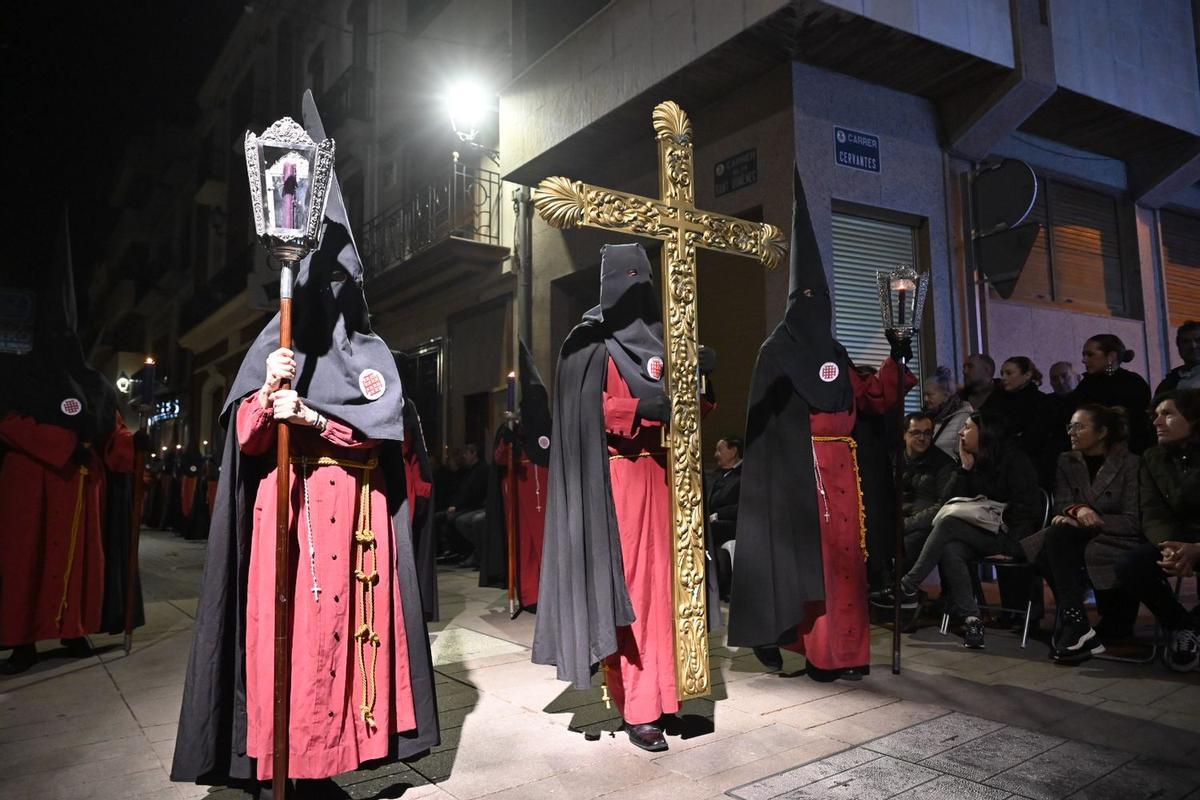 Cientos de personas vinculadas a las cofradías y hermandades de Semana Santa  dar vida a la procesión del Santo Entierro en Vila-real