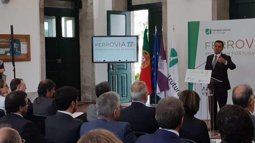 Pedro Marques, ministro de Planeamento e Infraestruturas de Portugal, ayer, en Valença. // FdV