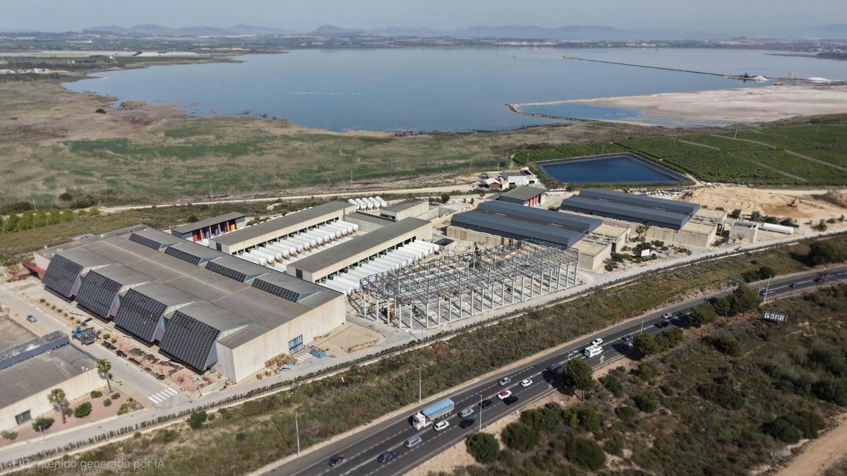 Vista aérea de la desaladora de Torrevieja, con la laguna al fondo, en la que se observa la construcción de la nueva nave de ampliación de la planta