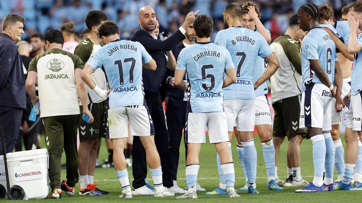 Claudio da instrucciones a sus jugadores.