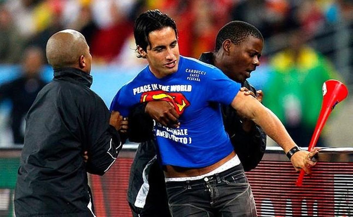 Un home és detingut per agents de seguretat quan pretenia entrar al camp durant el parit entre les seleccions d’Alemanya i Espanya.