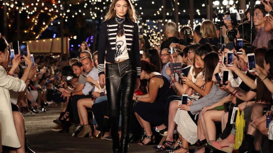 Tommy Hilfiger revoluciona Nueva York con un desfile de prendas que se venden en directo
