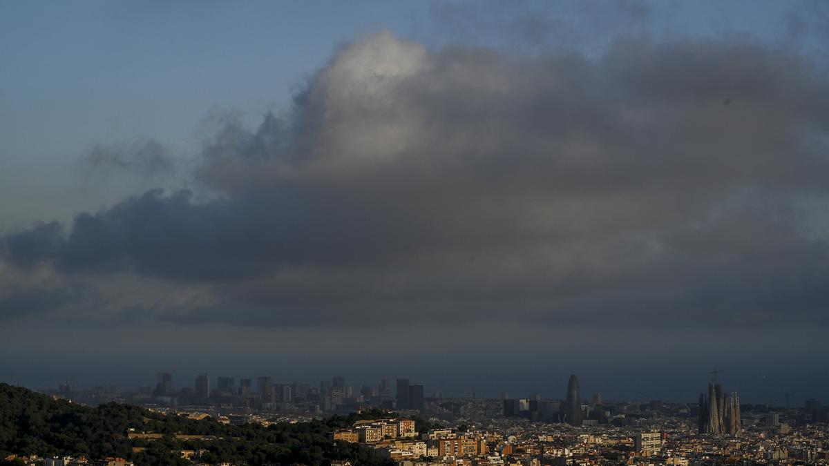 Barcelona. 12.11.2022. Sociedad. Perfil de la ciudad de Barcelona bajo las nubes a media tarde. Fotografía de Jordi Cotrina