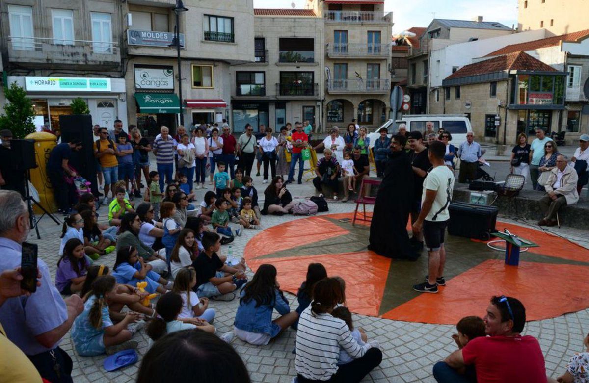 Público asistiendo al concierto de Belas Artes. Abajo, animación «Un circo de contos». |  G.Núñez