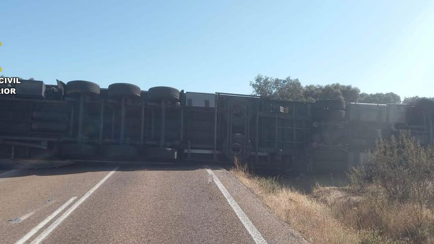 Restablecida la circulación por la EX-303 tras volcar un camión en Aliseda