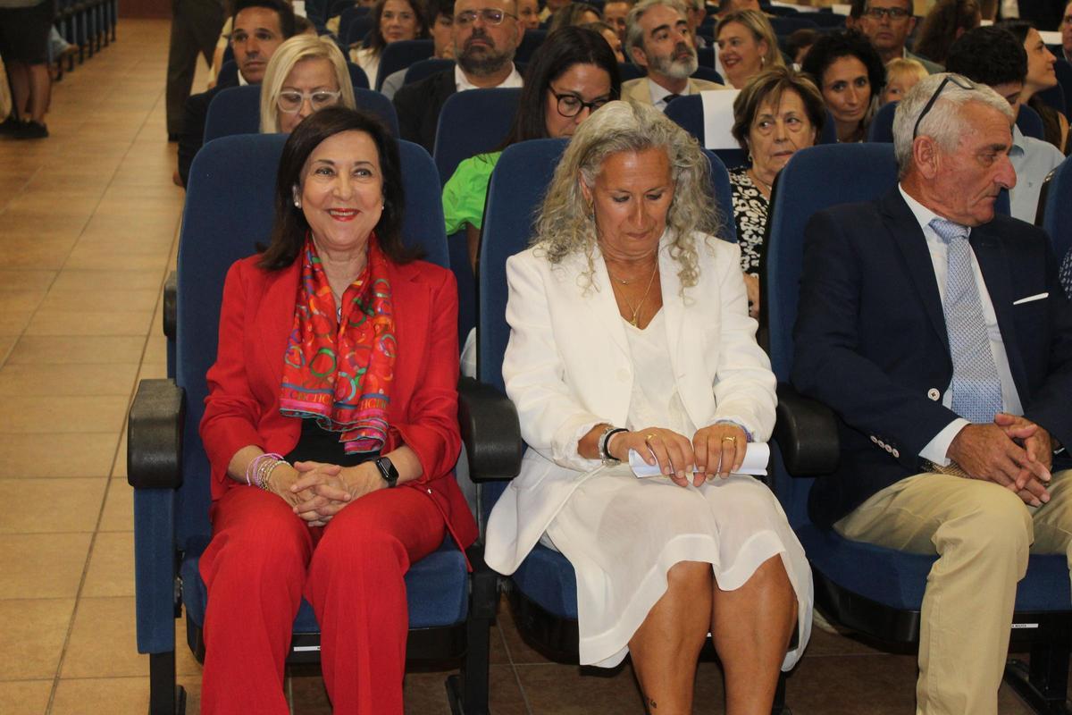 Fotogalería | Margarita Robles entrega la Cruz al Mérito Militar a la madre de la sargento Débora Grau en Badajoz Fotogalería | Margarita Robles entrega la Cruz al Mérito Militar a la madre de la sargento Débora Grau en Badajoz