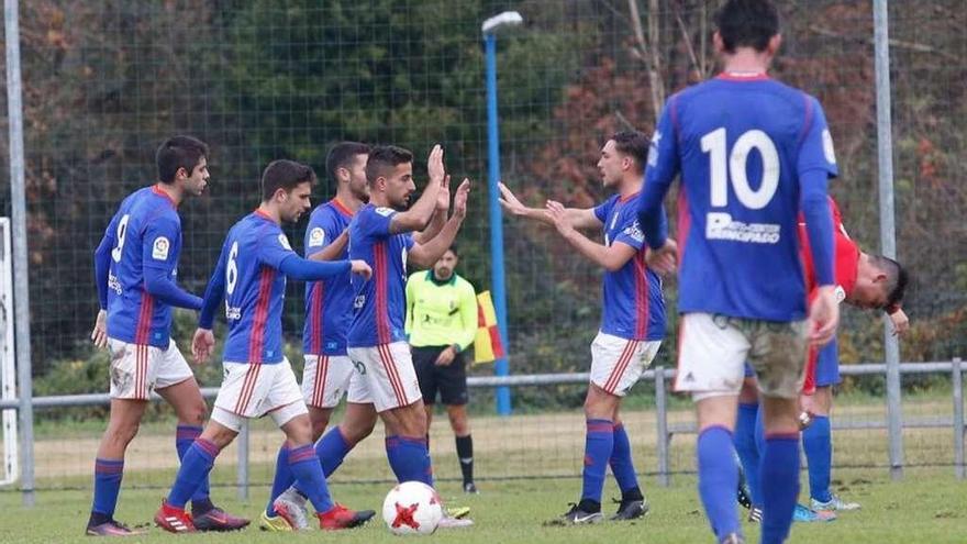 Los futbolistas del Oviedo B celebran uno de los tantos ante el Condal.