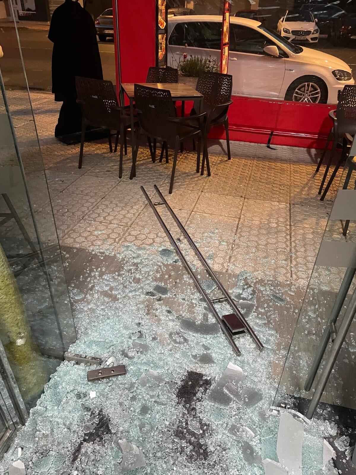 Destrozos en el local para llevarse la tragaperras.