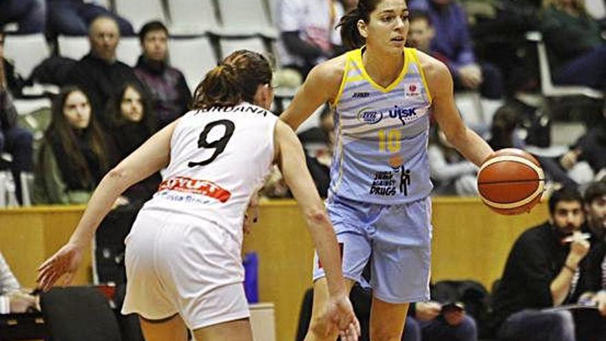 La gironina Marta Xargay, defensada per Jordana en un Uni Girona-Praga d&#039;Eurolliga 2015-16.