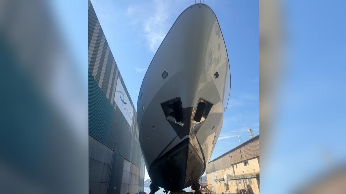 El yate «Tumberry C», durante su reciente varada en el exterior del astillero Atollvic, de Moaña