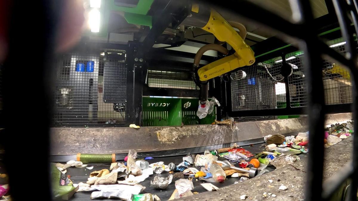 Robot con IA recogiendo los envases.