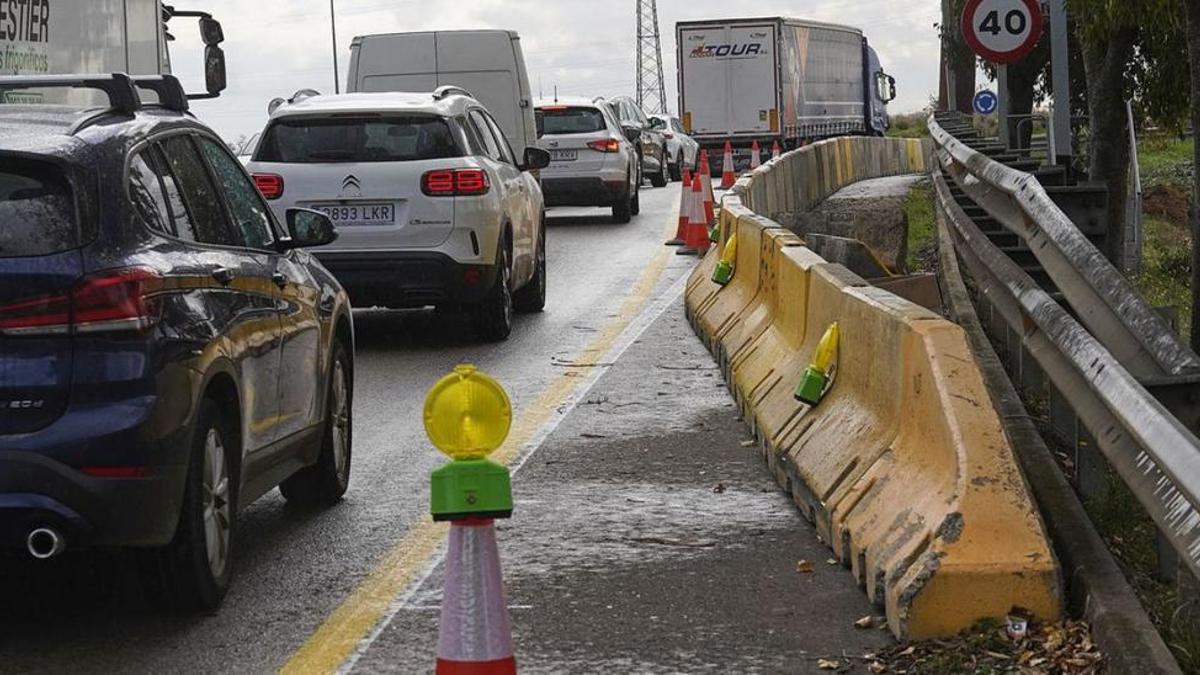 Obras en el acceso sur de la autopista AP-7 en la rotonda de Salt (Gironès), que lleva a cabo el Ministerio de Transportes.