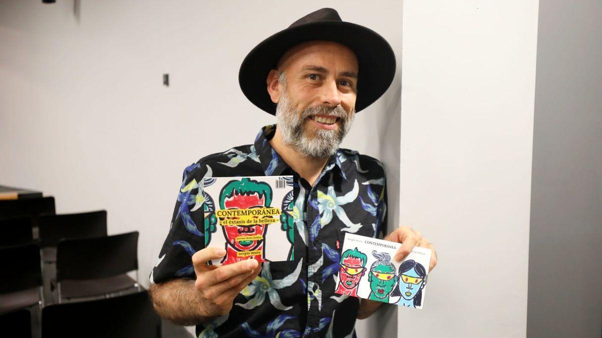 Sergio Muro con su obra entre las manos.