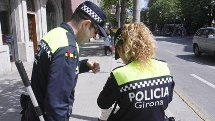 Dos agents de la policia municipal de Girona, en una imatge d&#039;arxiu.