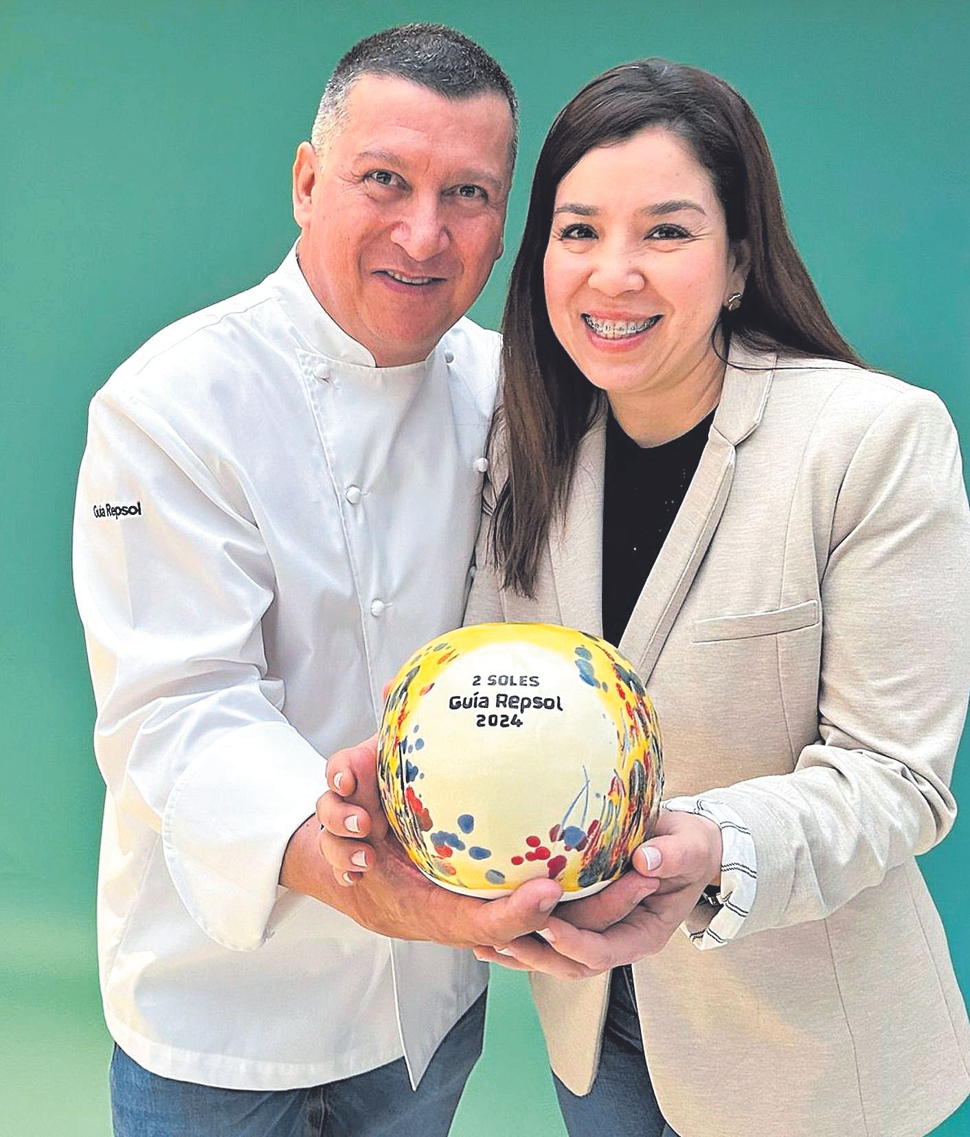 Pedro Nel y su mujer Vivi, del restaurante Etéreo, con el galardón de los dos Soles.