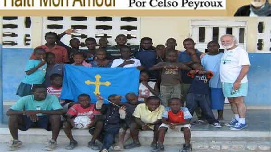 Celso Peyroux con los niños del &quot;Fonds Parisien-Asturias&quot;.