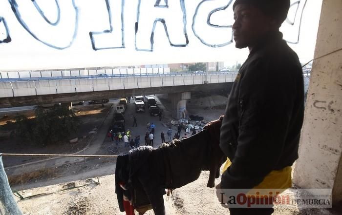 Tensión en San Pío X durante el desalojo de okupas en un edificio abandonado