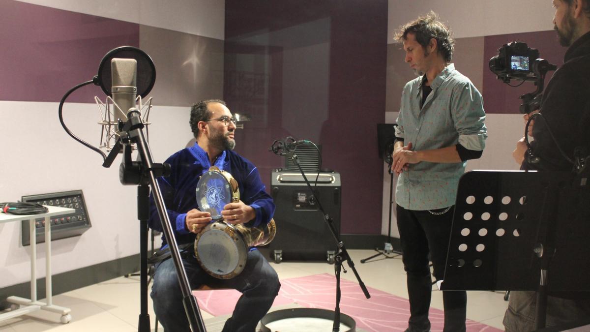 Moustapha Gouzal y David Angulo durante la grabación del tema.