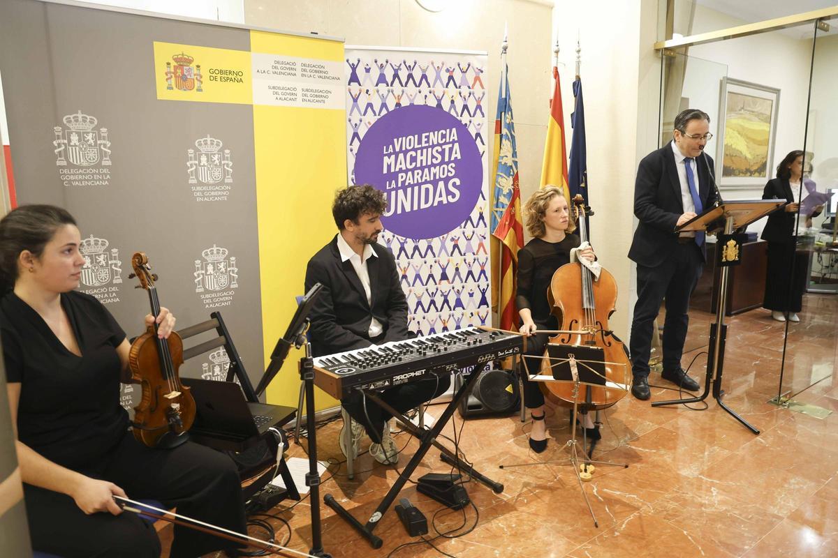 "Una puerta violeta" en la Subdelegación del Gobierno en Alicante por el 25N