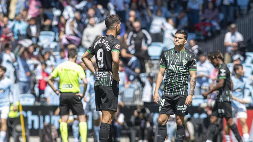 El Elche se queda a dos puntos del descenso