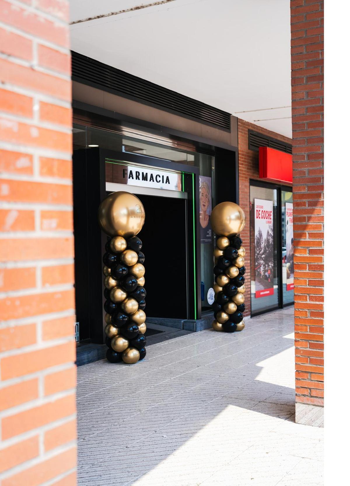 Puerta del local el día del aniversario.