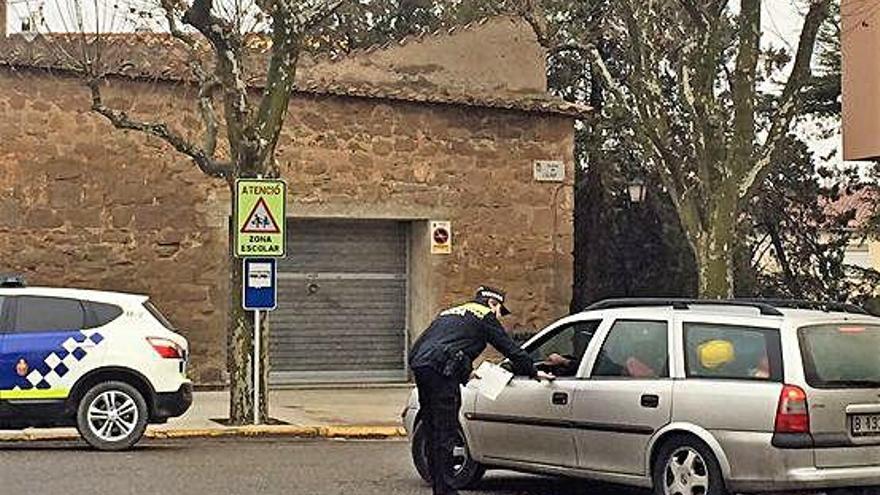 Un dels controls, al costat de la plaça del Camp