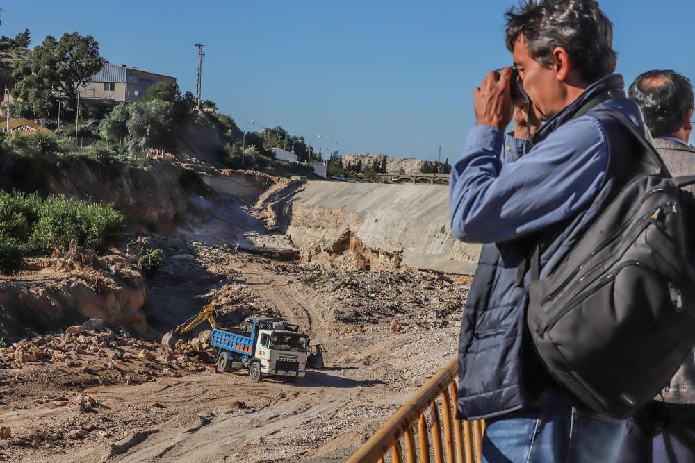 Visita a las zonas más afectadas por la DANA de septiembre en la Vega Baja por parte de expertos que diseñarán las defensas de la comarca frente a futuras a avenidas