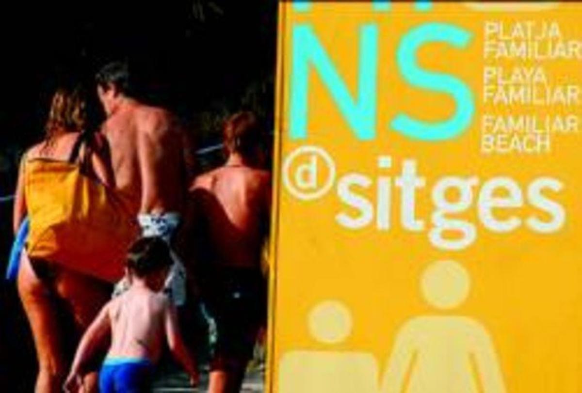 Banyistes a la cala Balmins de Sitges, a tocar d’un cartell que indica platja familiar, la setmana passada. Banyistes a la cala Balmins de Sitges, a tocar d’un cartell que indica platja familiar, la setmana passada.
