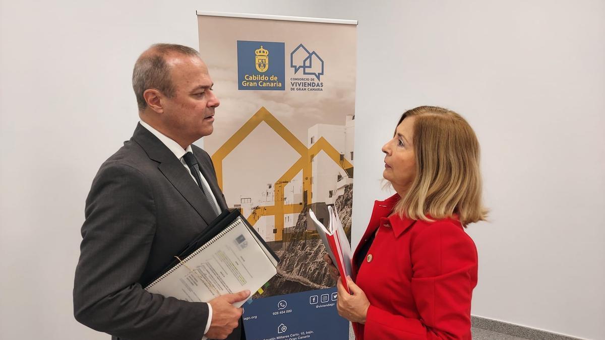 El consejero Augusto Hidalgo y Lourdes Armas, gerente del Consorcio de Viviendas.