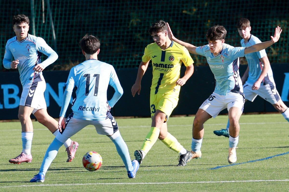 Un instante del encuentro entre Celta y Villarreal de juveniles en A Madroa