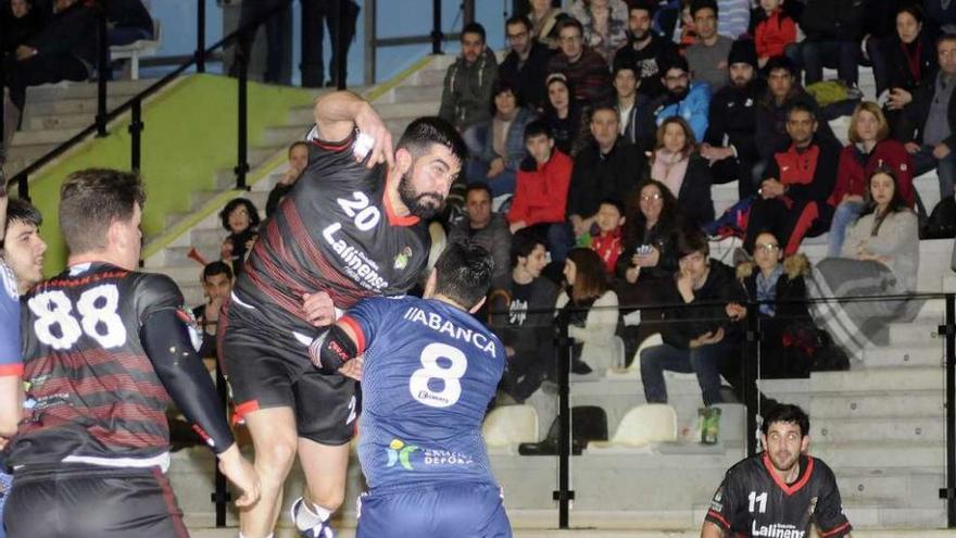 Pachi lanza a portería durante el partido disputado ayer en el Lalín Arena. // Bernabé/Javier Lalín