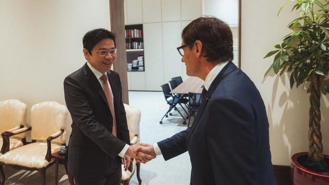 Salvador Illa saluda Lawrence Wong, primer ministre de Singapur, ahir. | ARNAU CARBONELL / EFE