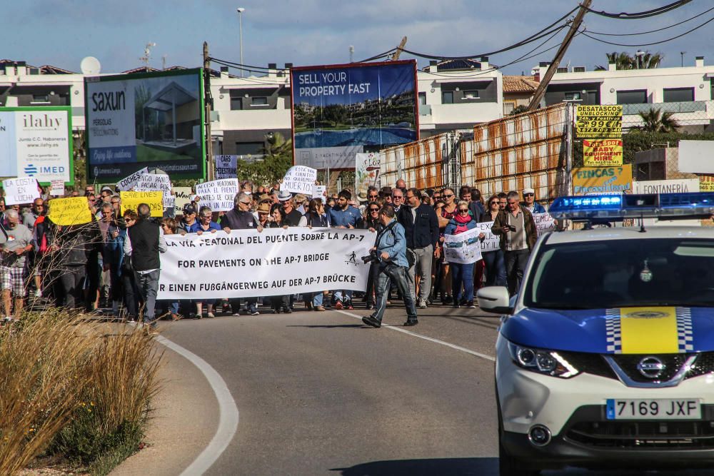 Manifestación en Orihuela Costa para pedir un puen