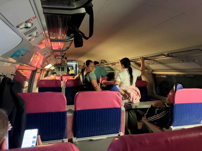 Evacuación de los pasajeros del tren de Ouigo atrapado en Aranjuez tras salir de Alicante