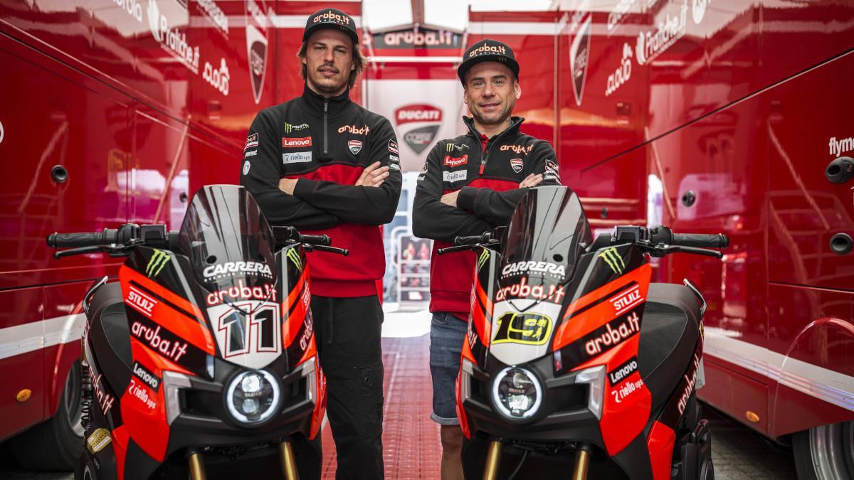 Los pilotos del equipo oficial de Ducati de SBK Nicolò Bulega y Álvaro Bautista