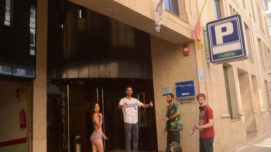 Un grupo de turistas llega a un hotel del centro. // Noé Parga