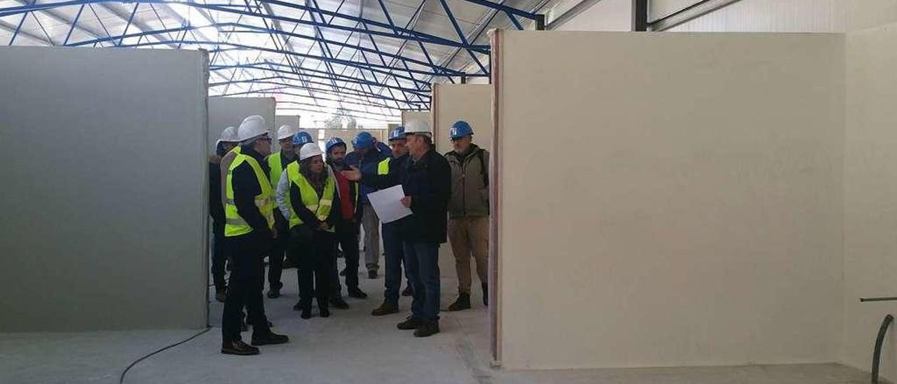 El alcalde, con los técnicos en la visita a la nueva instalación provisional de la Alameda. // Brais Lorenzo