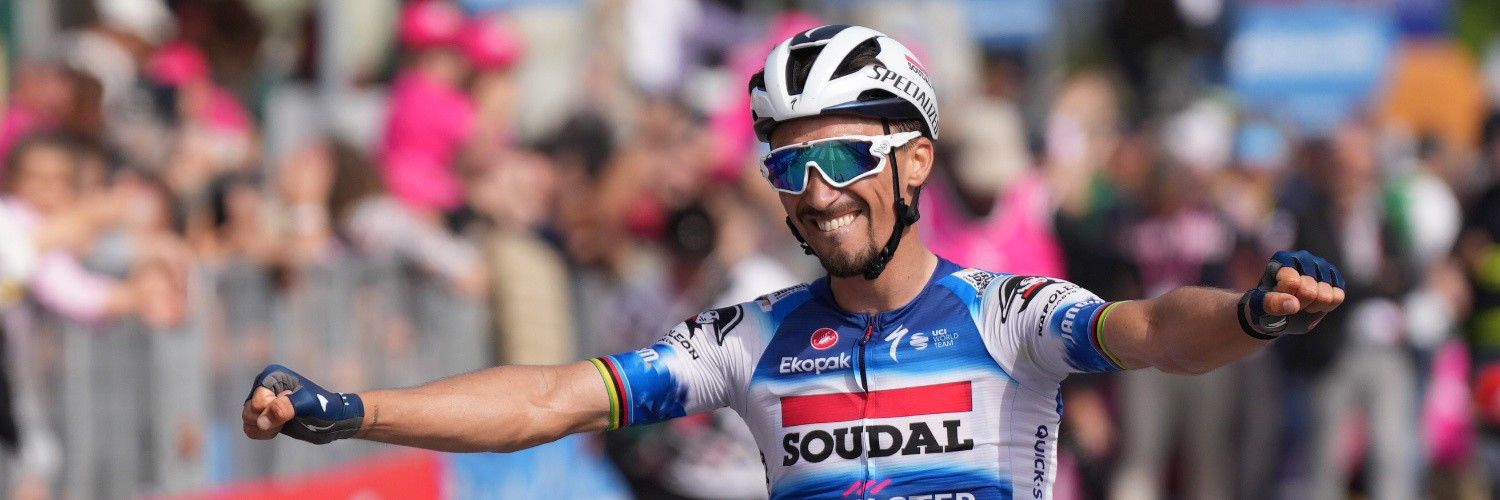 Julian Alaphilippe celebra la victoria en la duodécima etapa del Giro de Italia 2024