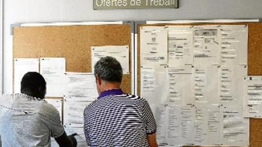 Usuaris de l&#039;Oficina del Servei Català d&#039;Ocupació consultant ofertes de treball