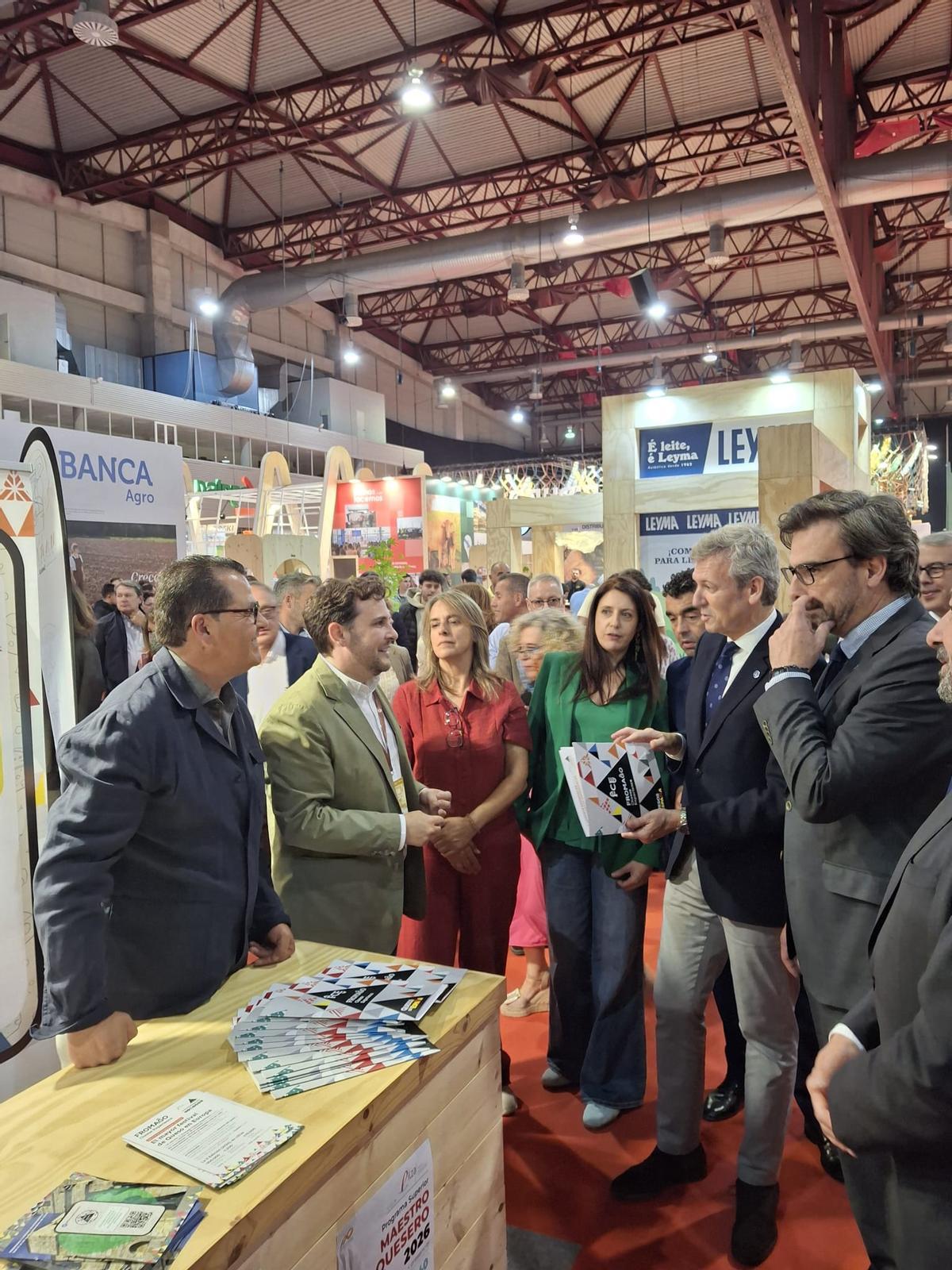 Víctor López de la Parte saluda a Alfonso Rueda, que visitó el stand de Zamora en la feria.