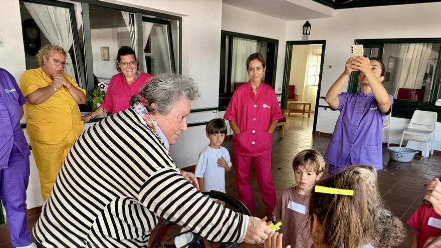 La residencia de mayores de Tinajo reúne a niños y ancianos en un encuentro intergeneracional