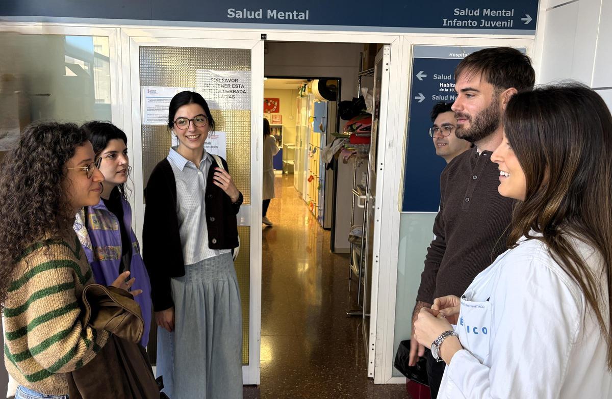 Un momento de la visita de los futuros residentes al Hospital Universitario de Orihuela