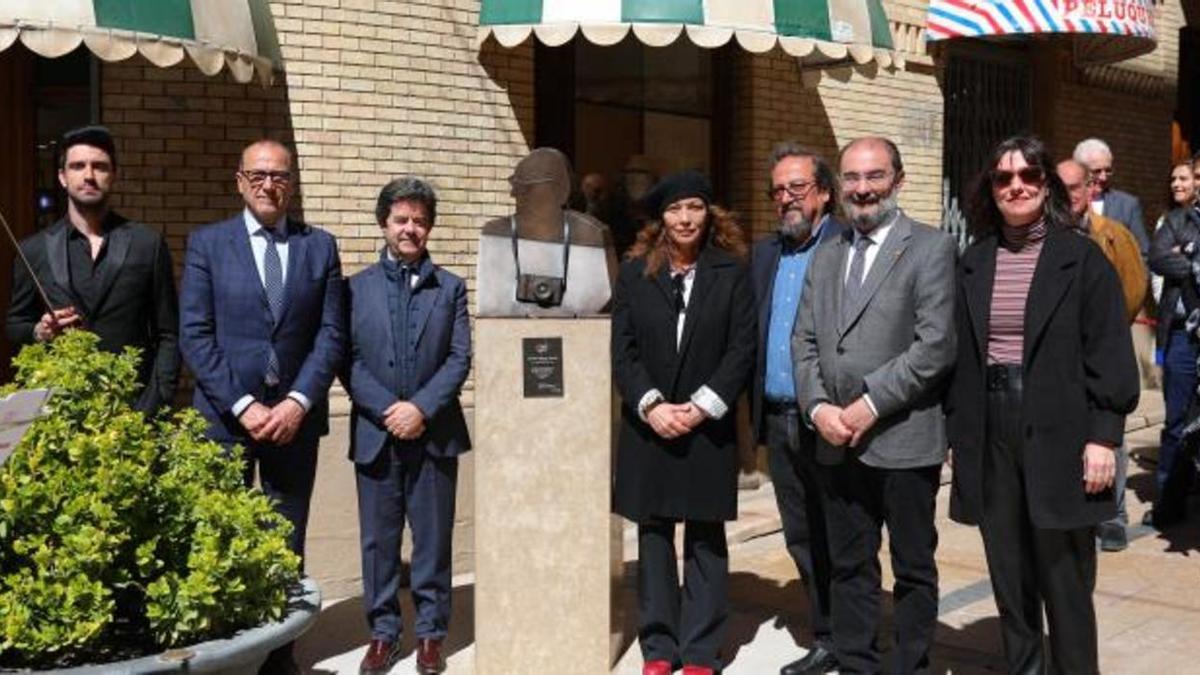 Lambán, Faci, Luis Felipe y la viuda de Carlos Saura, Eulalia Ramón, en la entrega a la ciudad de Huesca de la estatua homenaje al realizador aragonés