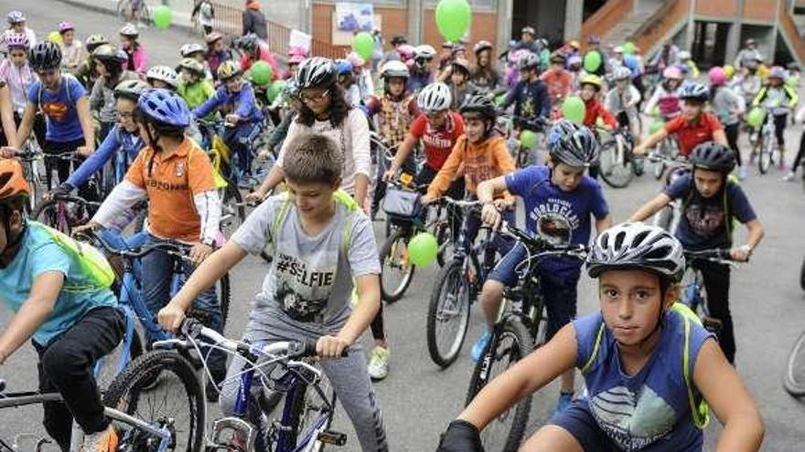 Niños en una cita ciclista del IES OCouto. // Brais Lorenzo